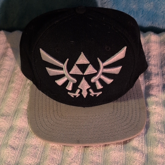 Black and Gray Triforce Snapback Hat - Picture 1 of 2